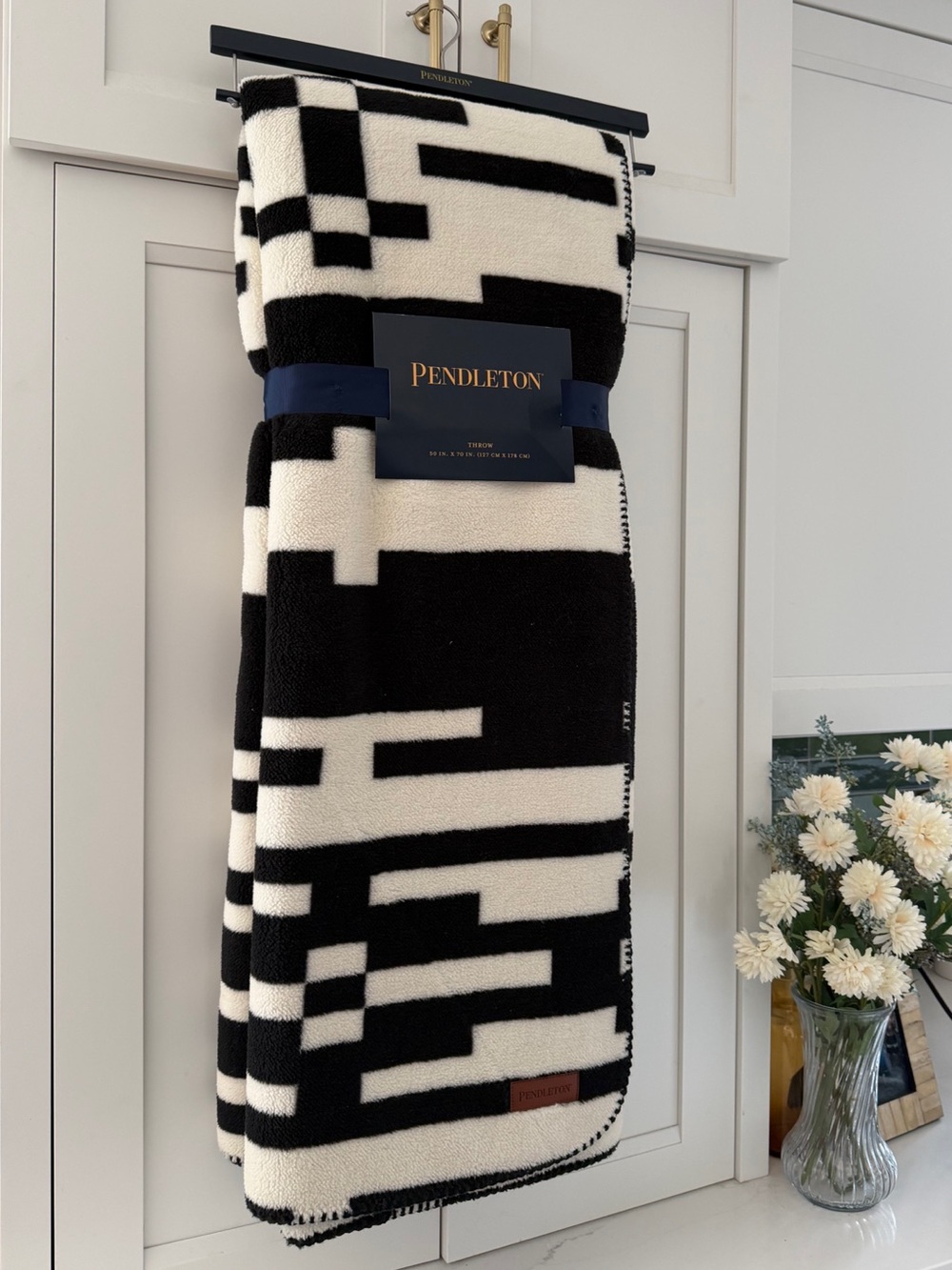 NEW Pendleton Throw Blanket Black White Sherpa
